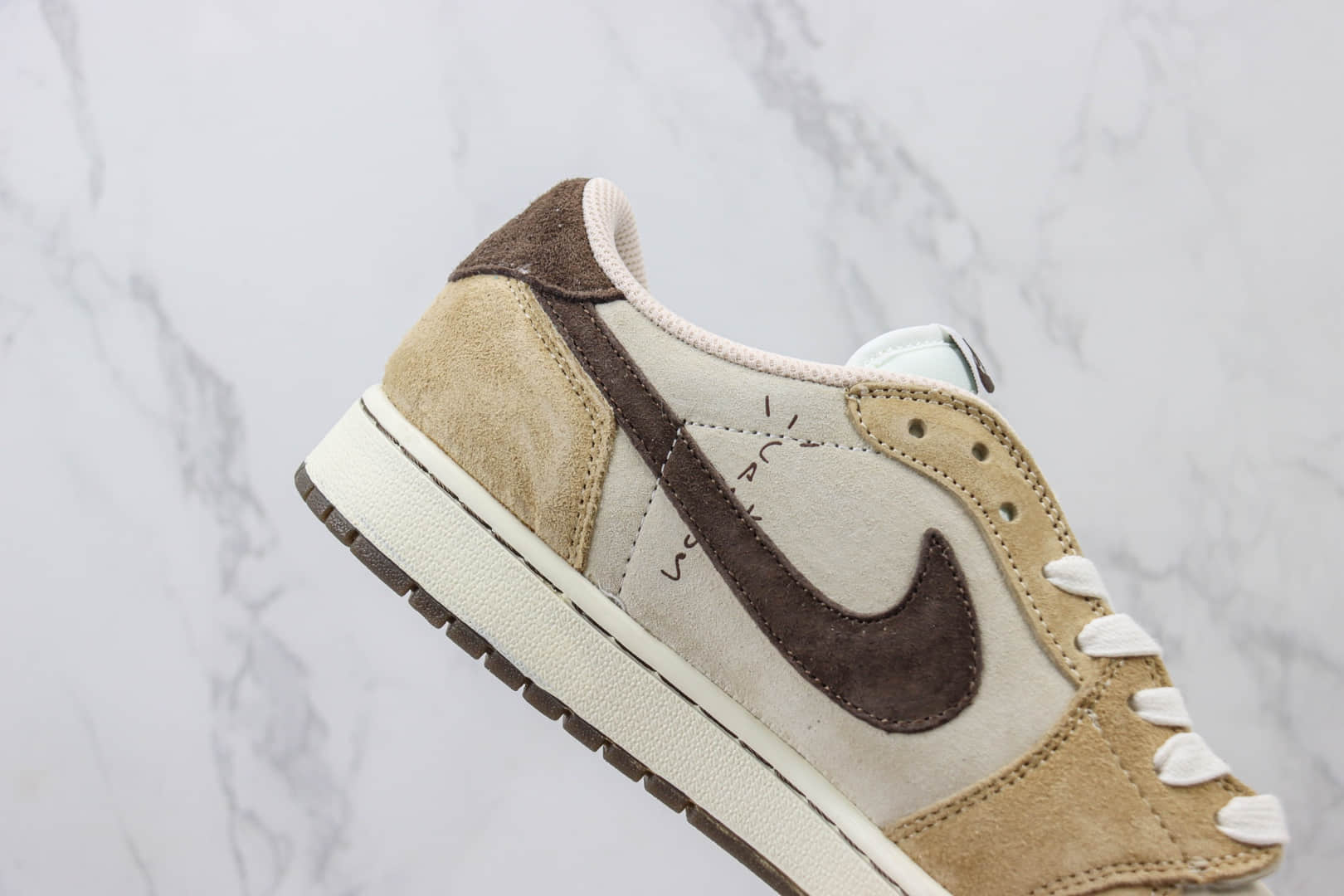 乔丹Travis Scott x Air Jordan 1 Low纯原版本敏感内容联名低帮AJ1卡其黄摩卡棕反钩篮球鞋 莆田AJ货源 货号：DM7866-111