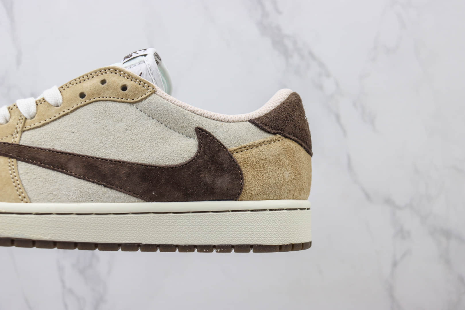 乔丹Travis Scott x Air Jordan 1 Low纯原版本敏感内容联名低帮AJ1卡其黄摩卡棕反钩篮球鞋 莆田AJ货源 货号：DM7866-111