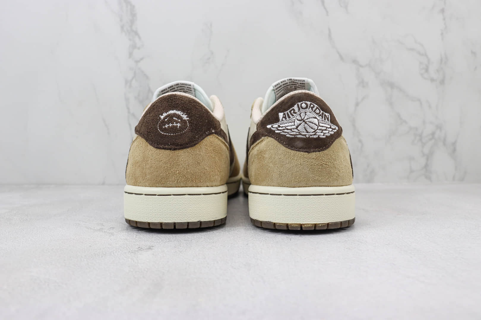 乔丹Travis Scott x Air Jordan 1 Low纯原版本敏感内容联名低帮AJ1卡其黄摩卡棕反钩篮球鞋 莆田AJ货源 货号：DM7866-111