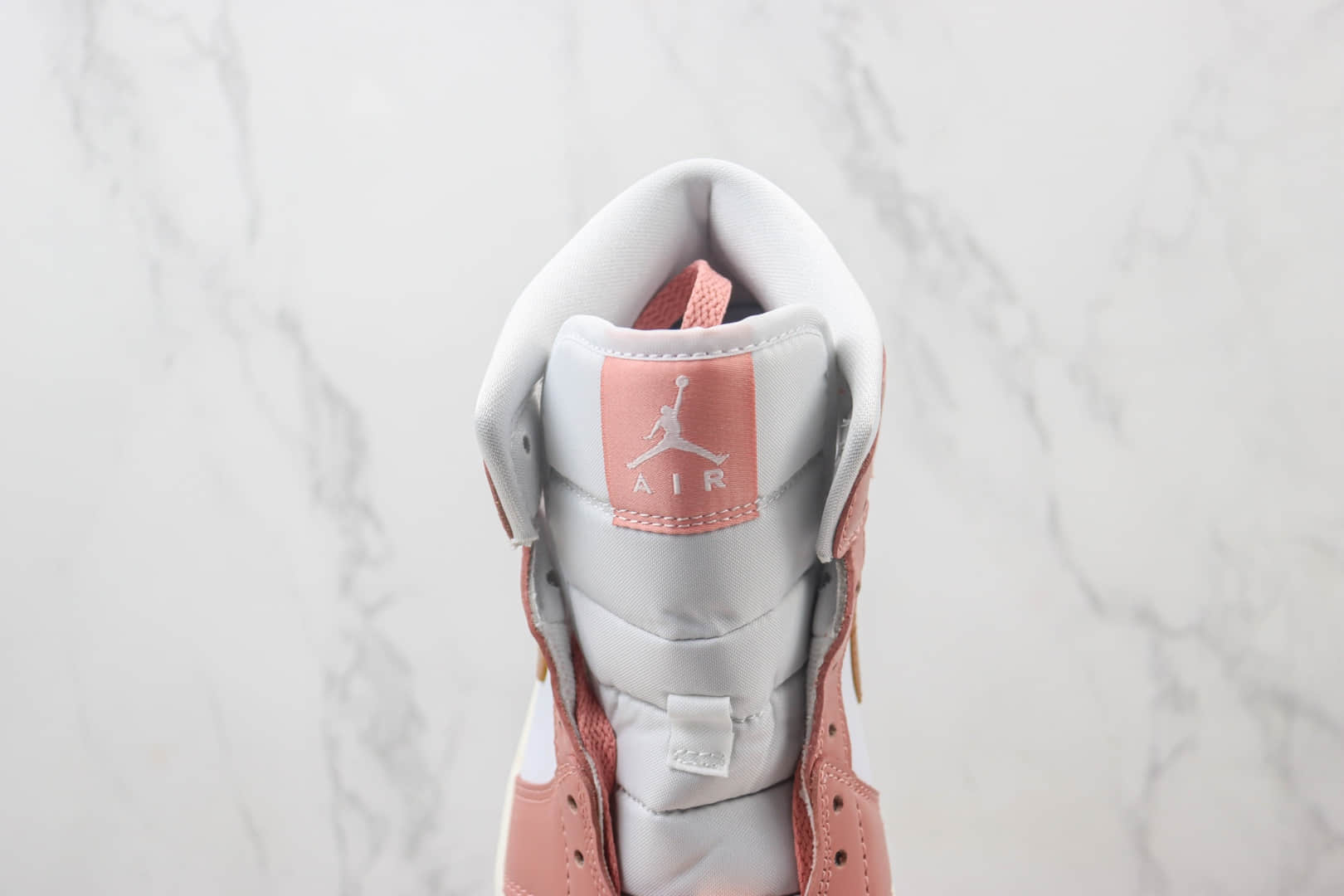 乔丹Air Jordan 1 Mid纯原版本中帮AJ1玫瑰粉篮球鞋 莆田复刻鞋货源 货号:FB9892-670