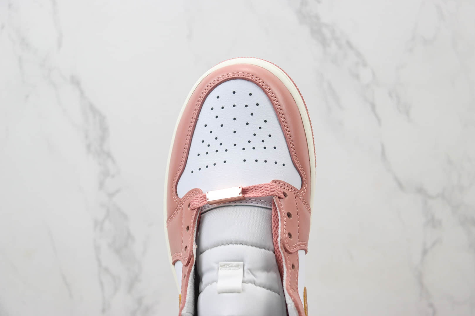 乔丹Air Jordan 1 Mid纯原版本中帮AJ1玫瑰粉篮球鞋 莆田复刻鞋货源 货号:FB9892-670