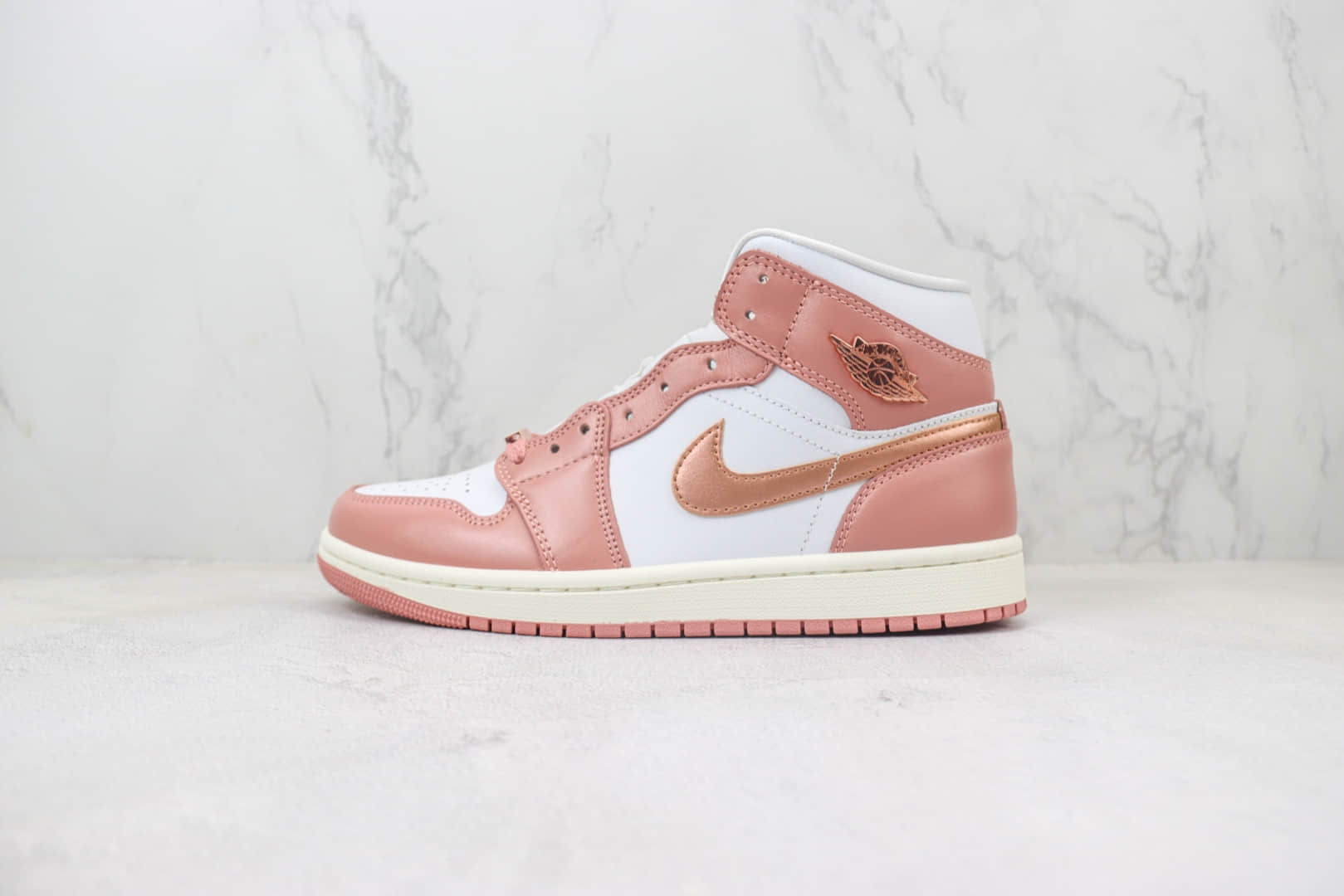 乔丹Air Jordan 1 Mid纯原版本中帮AJ1玫瑰粉篮球鞋 莆田复刻鞋货源 货号:FB9892-670