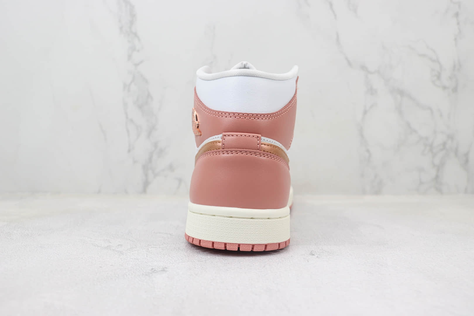乔丹Air Jordan 1 Mid纯原版本中帮AJ1玫瑰粉篮球鞋 莆田复刻鞋货源 货号:FB9892-670