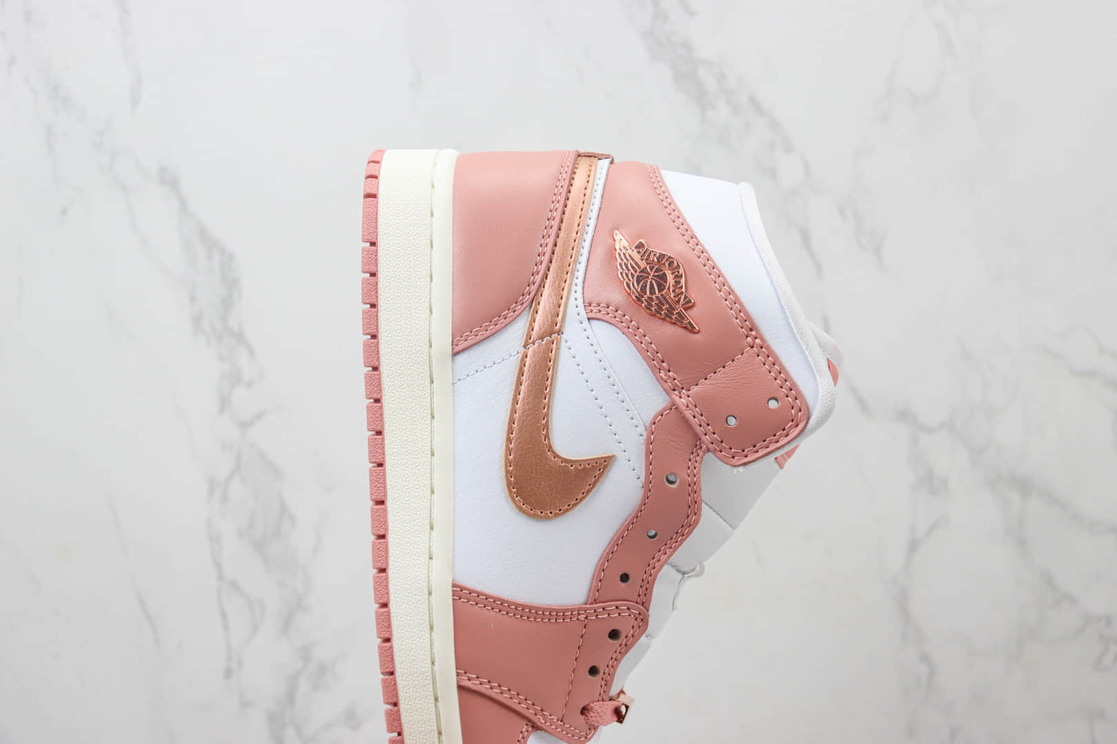 乔丹Air Jordan 1 Mid纯原版本中帮AJ1玫瑰粉篮球鞋 莆田复刻鞋货源 货号:FB9892-670