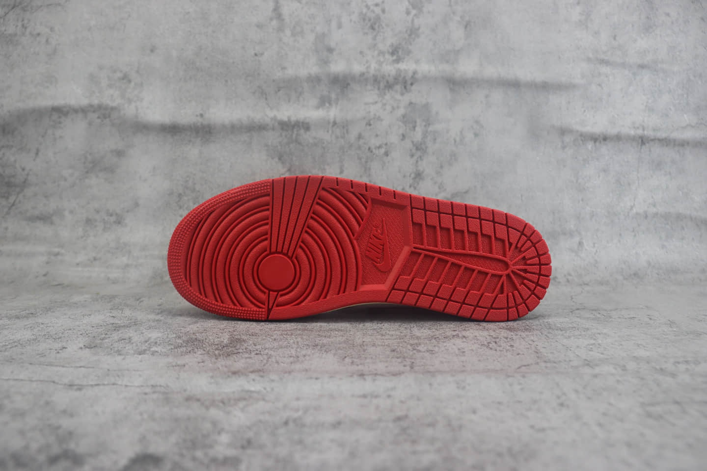 乔丹Trophy Room x Air Jordan 1 Low “Away”纯原版本乔丹之子联名AJ1白黑红低帮篮球鞋 莆田AJ货源 货号：FN0432-100