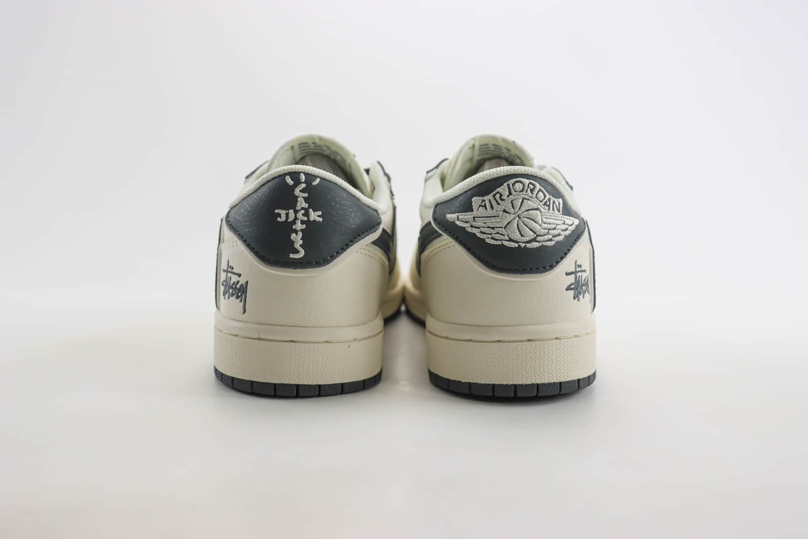 乔丹Stussy x Air Jordan 1 Low纯原版本斯图西联名AJ1米白黑低帮板鞋 莆田AJ货源 货号:DM6688-601