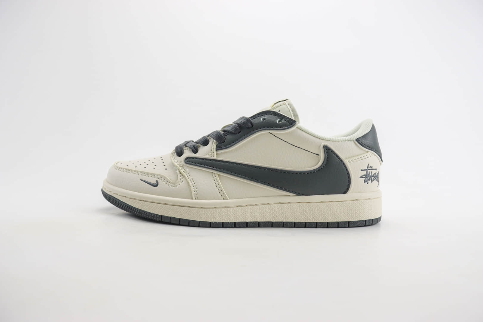 乔丹Stussy x Air Jordan 1 Low纯原版本斯图西联名AJ1米白黑低帮板鞋 莆田AJ货源 货号:DM6688-601