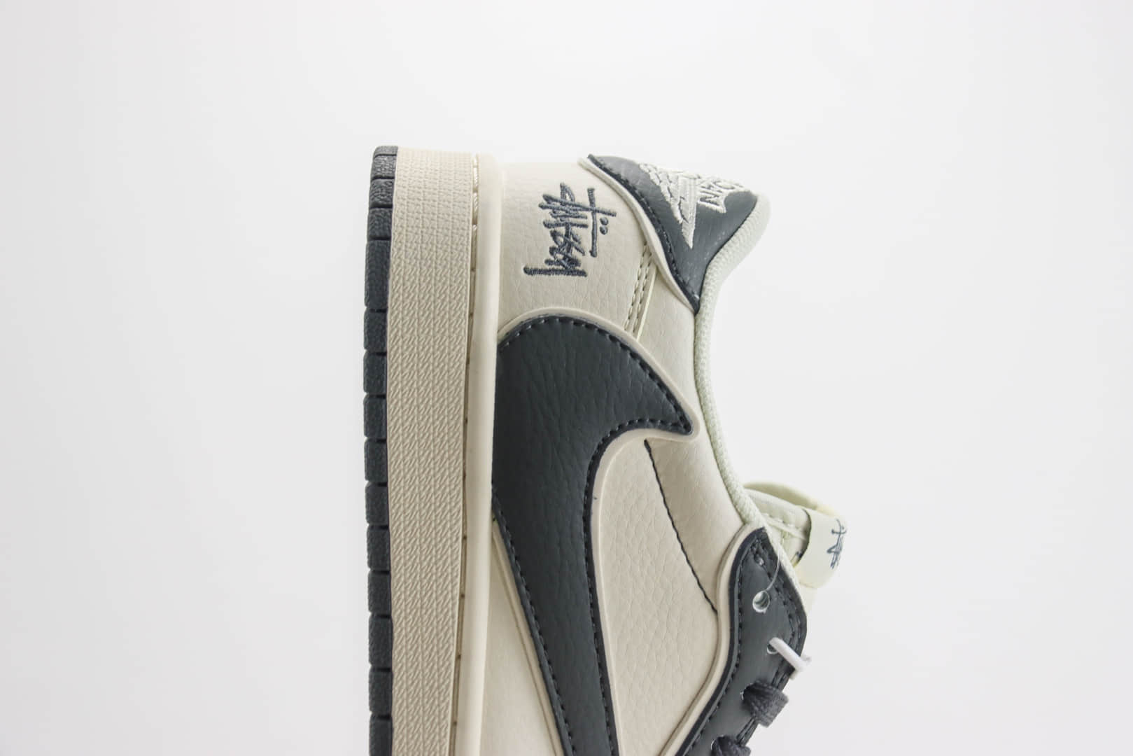 乔丹Stussy x Air Jordan 1 Low纯原版本斯图西联名AJ1米白黑低帮板鞋 莆田AJ货源 货号:DM6688-601