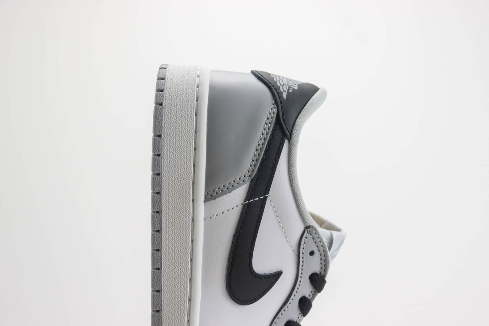 乔丹Air Jordan AJ1 Low Golf纯原版本低帮AJ1高尔夫白灰黑勾板鞋 莆田AJ1货源 货号:CZ0790-110 乔丹Air Jordan AJ1 Low Golf纯原版本低帮AJ1高尔夫白灰黑勾板鞋 莆田AJ1货源 货号:CZ0790-110
