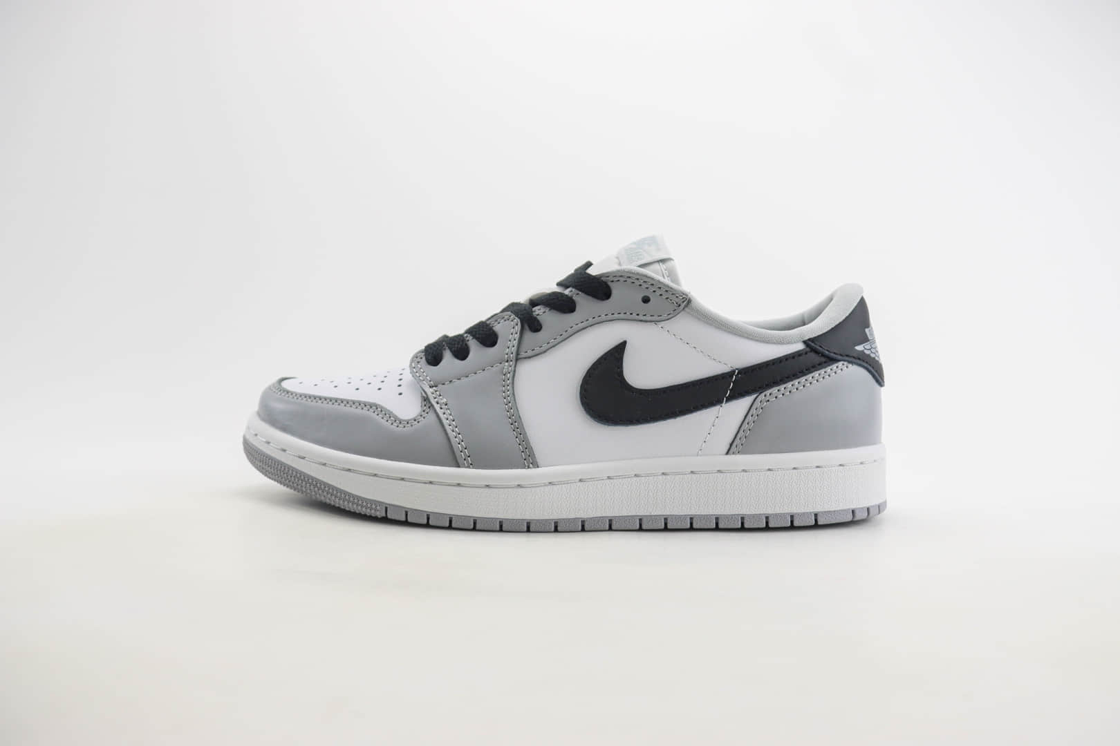 乔丹Air Jordan AJ1 Low Golf纯原版本低帮AJ1高尔夫白灰黑勾板鞋 莆田AJ1货源 货号:CZ0790-110 乔丹Air Jordan AJ1 Low Golf纯原版本低帮AJ1高尔夫白灰黑勾板鞋 莆田AJ1货源 货号:CZ0790-110