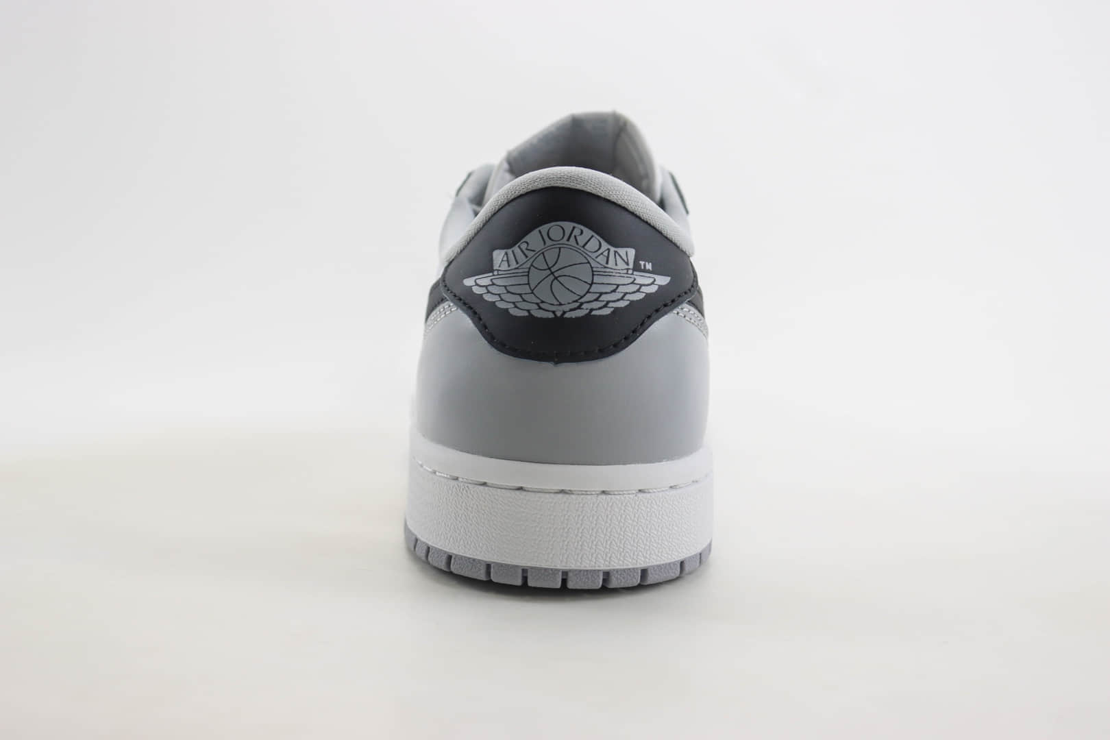 乔丹Air Jordan AJ1 Low Golf纯原版本低帮AJ1高尔夫白灰黑勾板鞋 莆田AJ1货源 货号:CZ0790-110 乔丹Air Jordan AJ1 Low Golf纯原版本低帮AJ1高尔夫白灰黑勾板鞋 莆田AJ1货源 货号:CZ0790-110