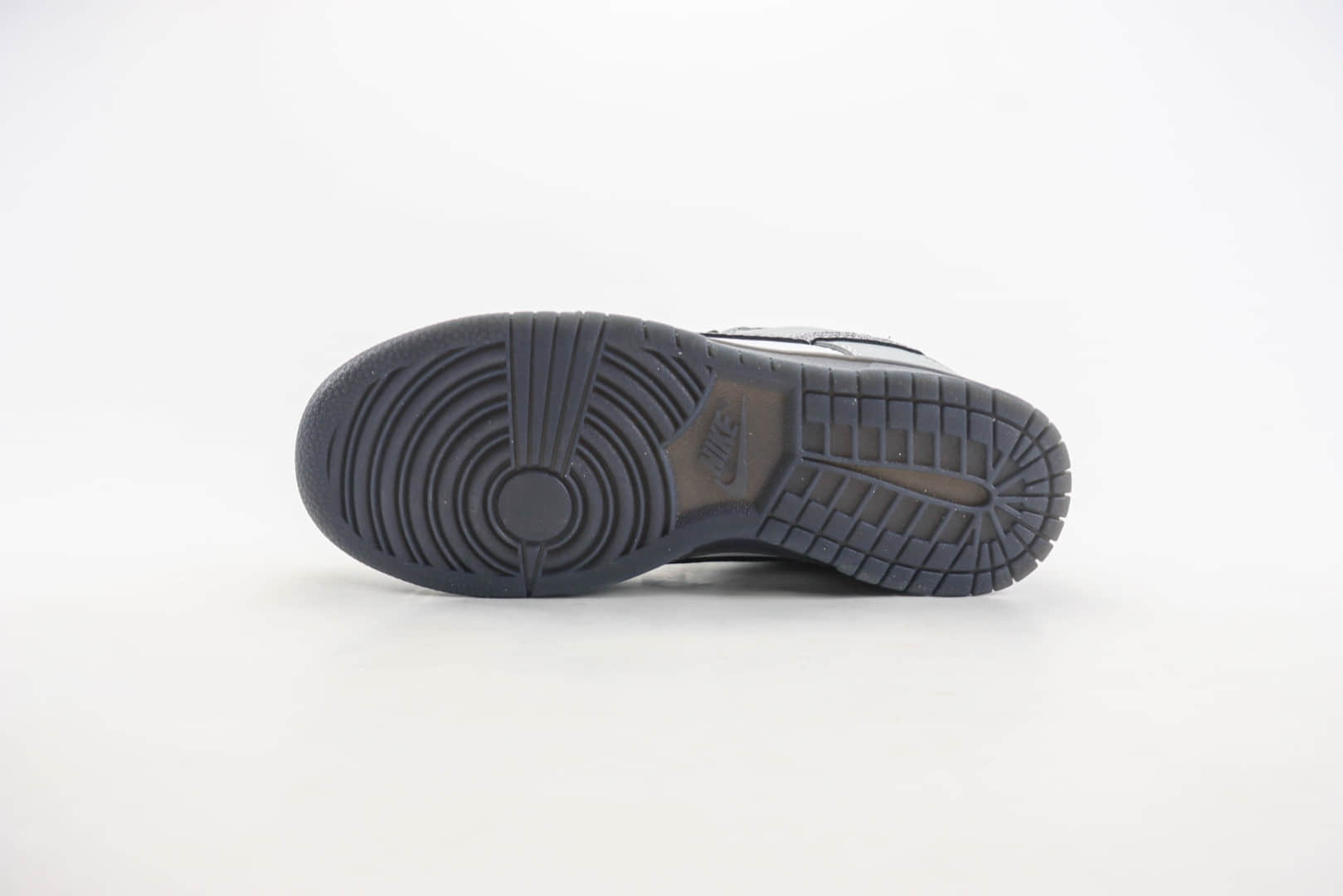 耐克Nike SB Dunk Low纯原版本低帮DUNK灰白闪阴勾配色板鞋 莆田DUNK工厂 货号:HQ3462-191 耐克Nike SB Dunk Low纯原版本低帮DUNK灰白闪阴勾配色板鞋 莆田DUNK工厂 货号:HQ3462-191