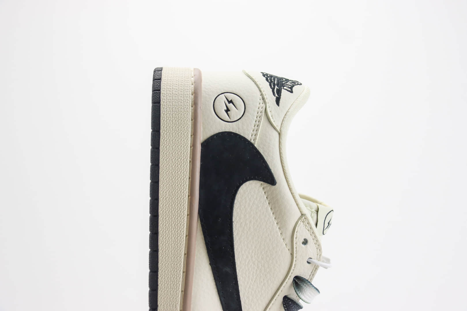 乔丹Travis Scott x Fragment Design x Air Jordan 1 Low纯原版本低帮AJ1闪电联名敏感内容米黑双拼板鞋 莆田AJ货源 货号：CF3688-018