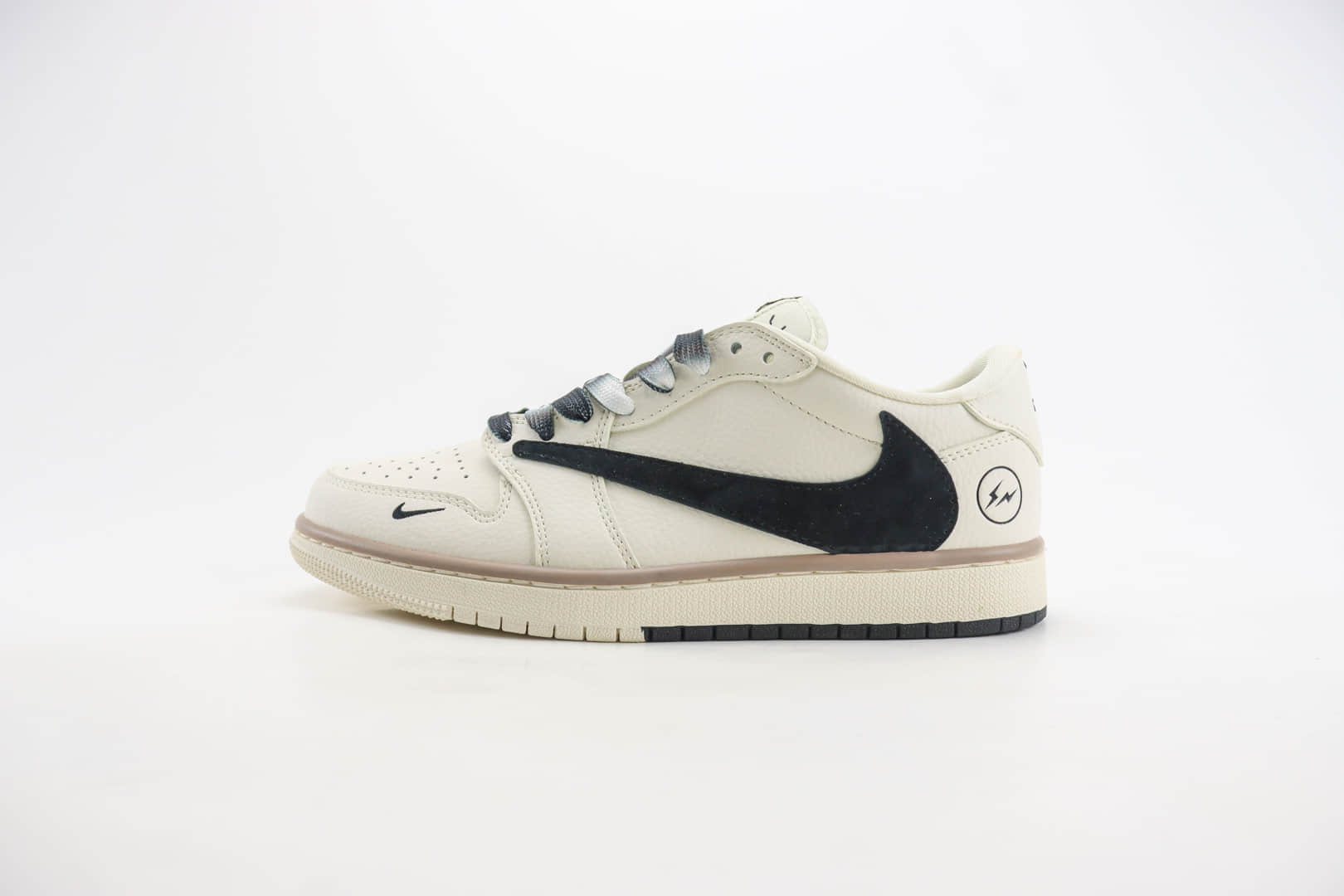 乔丹Travis Scott x Fragment Design x Air Jordan 1 Low纯原版本低帮AJ1闪电联名敏感内容米黑双拼板鞋 莆田AJ货源 (ID:106497) - 图片1