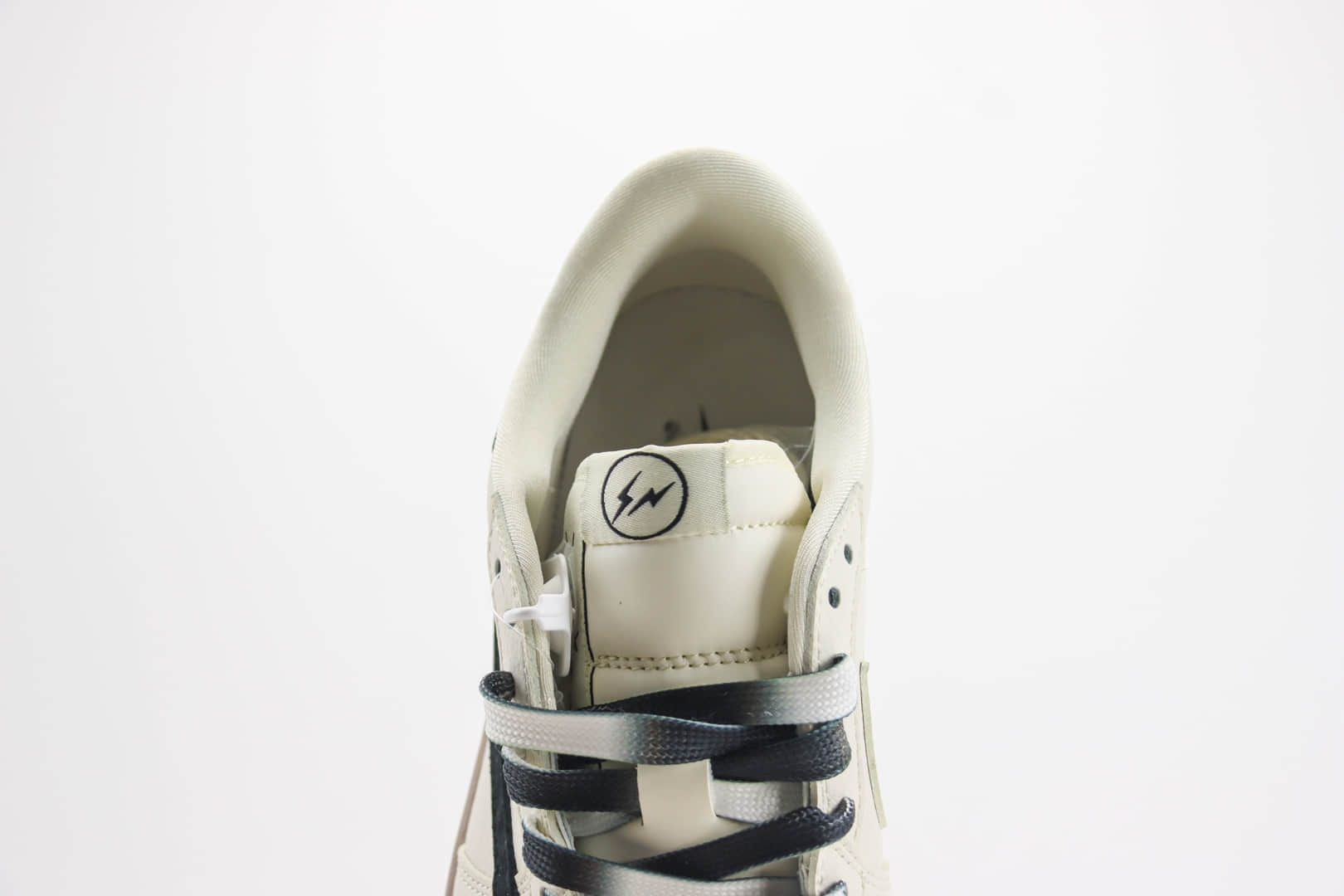 乔丹Travis Scott x Fragment Design x Air Jordan 1 Low纯原版本低帮AJ1闪电联名敏感内容米黑双拼板鞋 莆田AJ货源 货号：CF3688-018