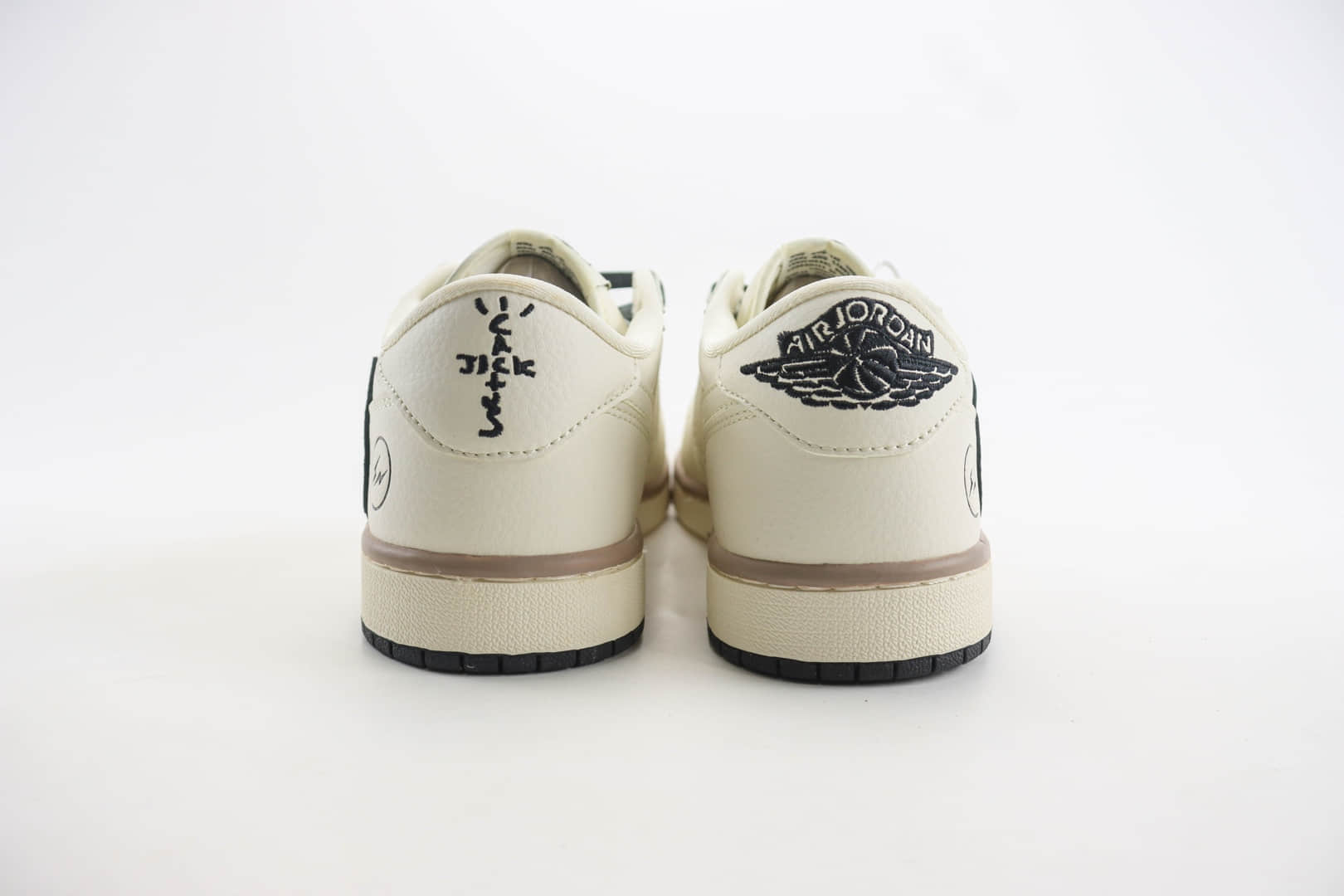 乔丹Travis Scott x Fragment Design x Air Jordan 1 Low纯原版本低帮AJ1闪电联名敏感内容米黑双拼板鞋 莆田AJ货源 货号：CF3688-018