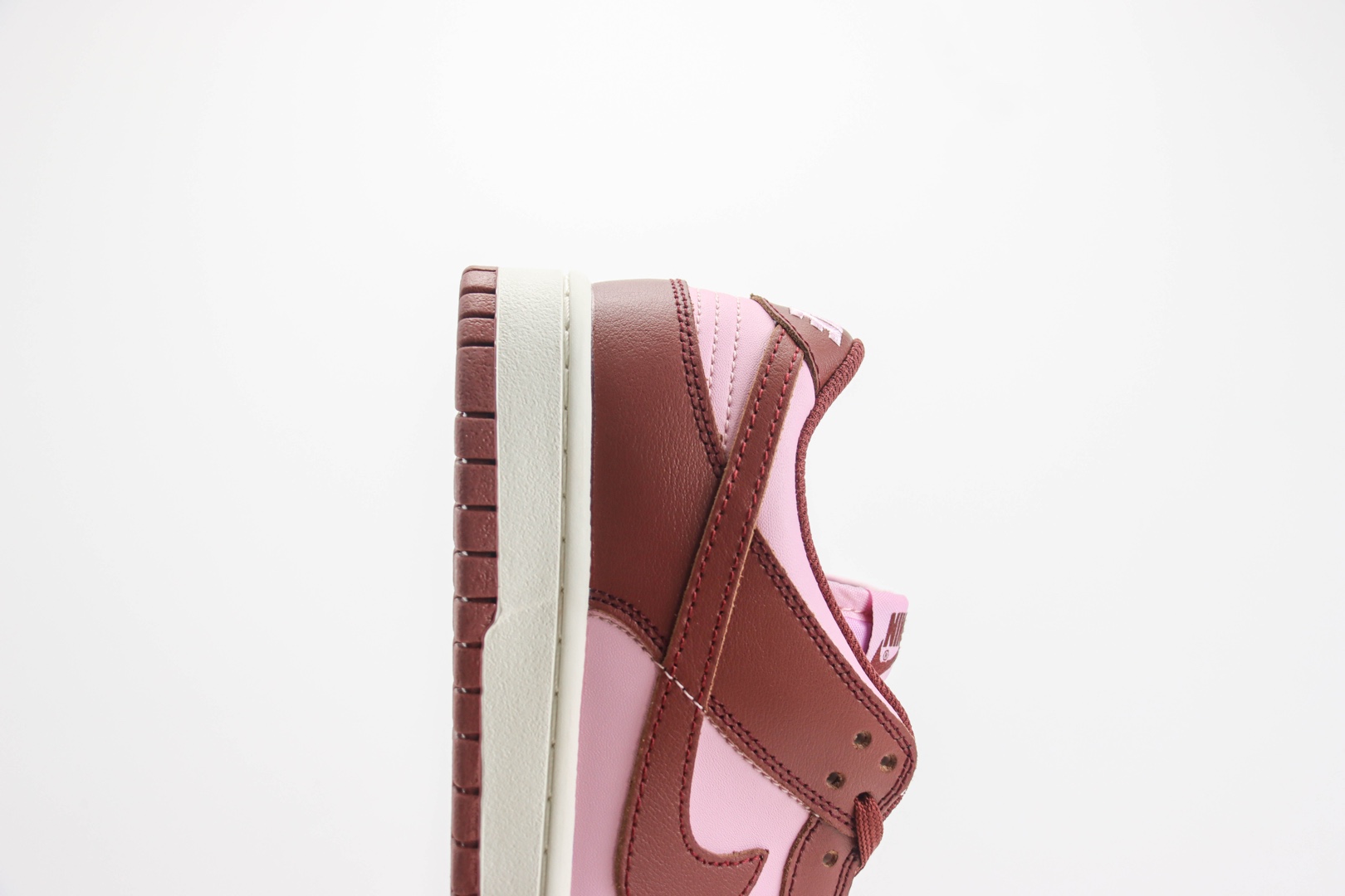 耐克Nike SB Dunk Low纯原版本低帮SB Dunk粉酒红滑板板鞋 莆田耐克货源 货号:DD1873-114