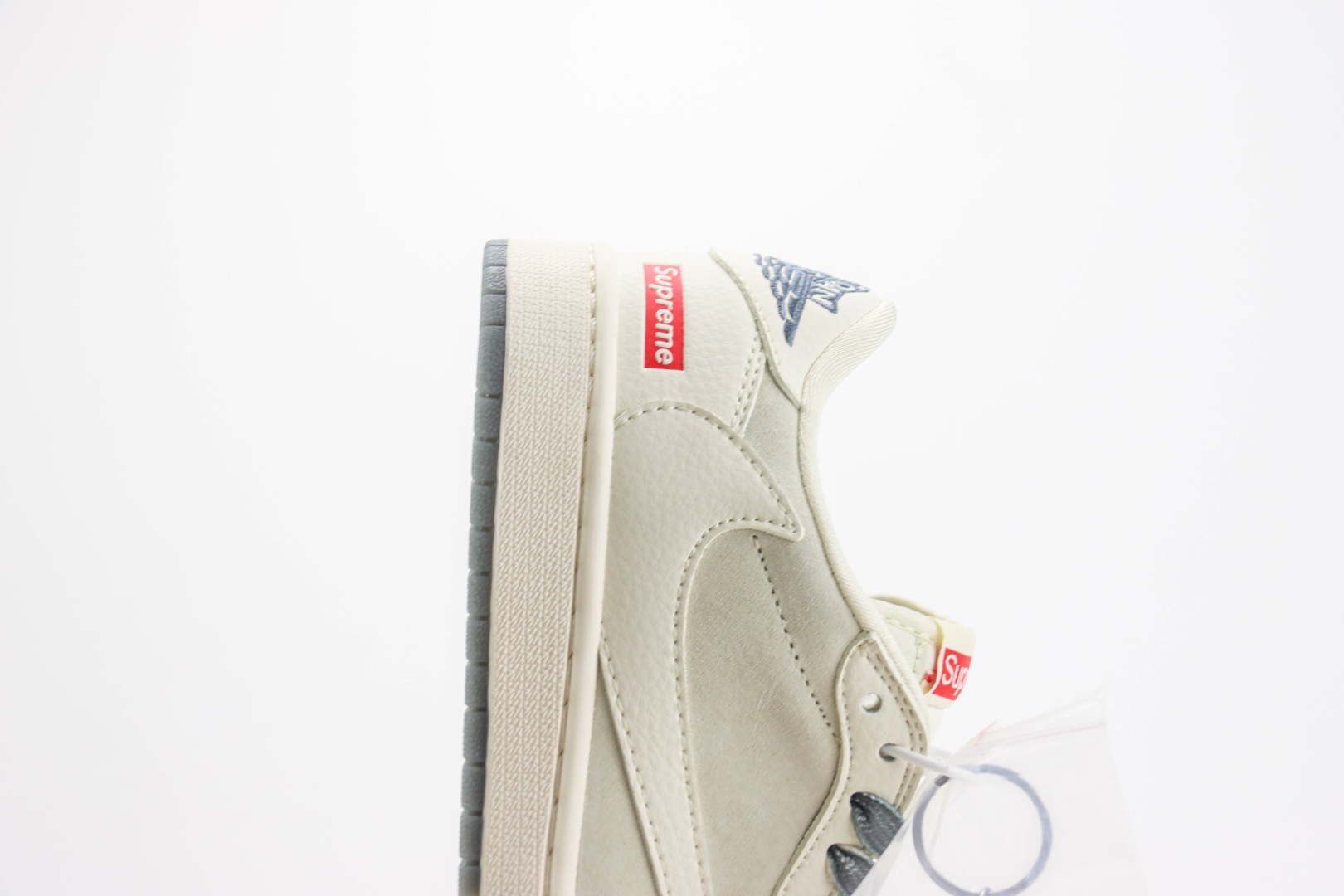 乔丹Supreme x Air Jordan 1 Low纯原版本低帮AJ1倒钩白灰Supreme联名篮球鞋 莆田AJ货源 货号：BB7518-001