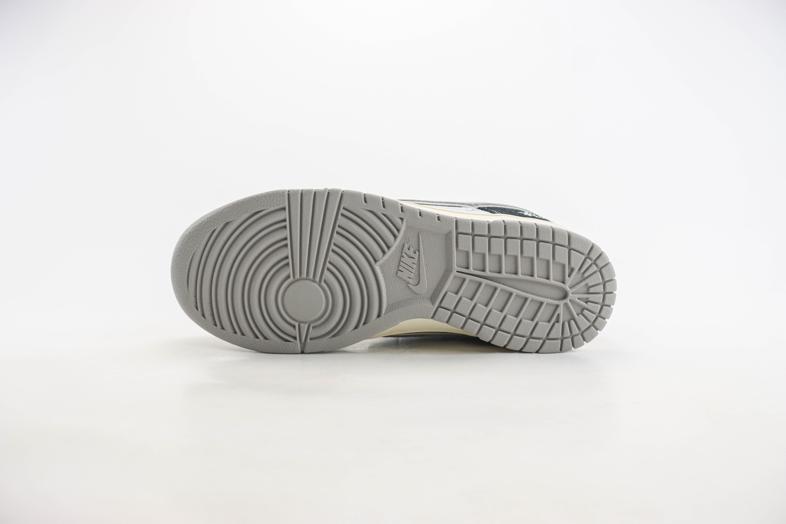 耐克Stussy x Nike SB Dunk Low纯原版本低帮SB Dunk黑灰色斯图西联名滑板板鞋 莆田耐克货源 货号:XX3168-008