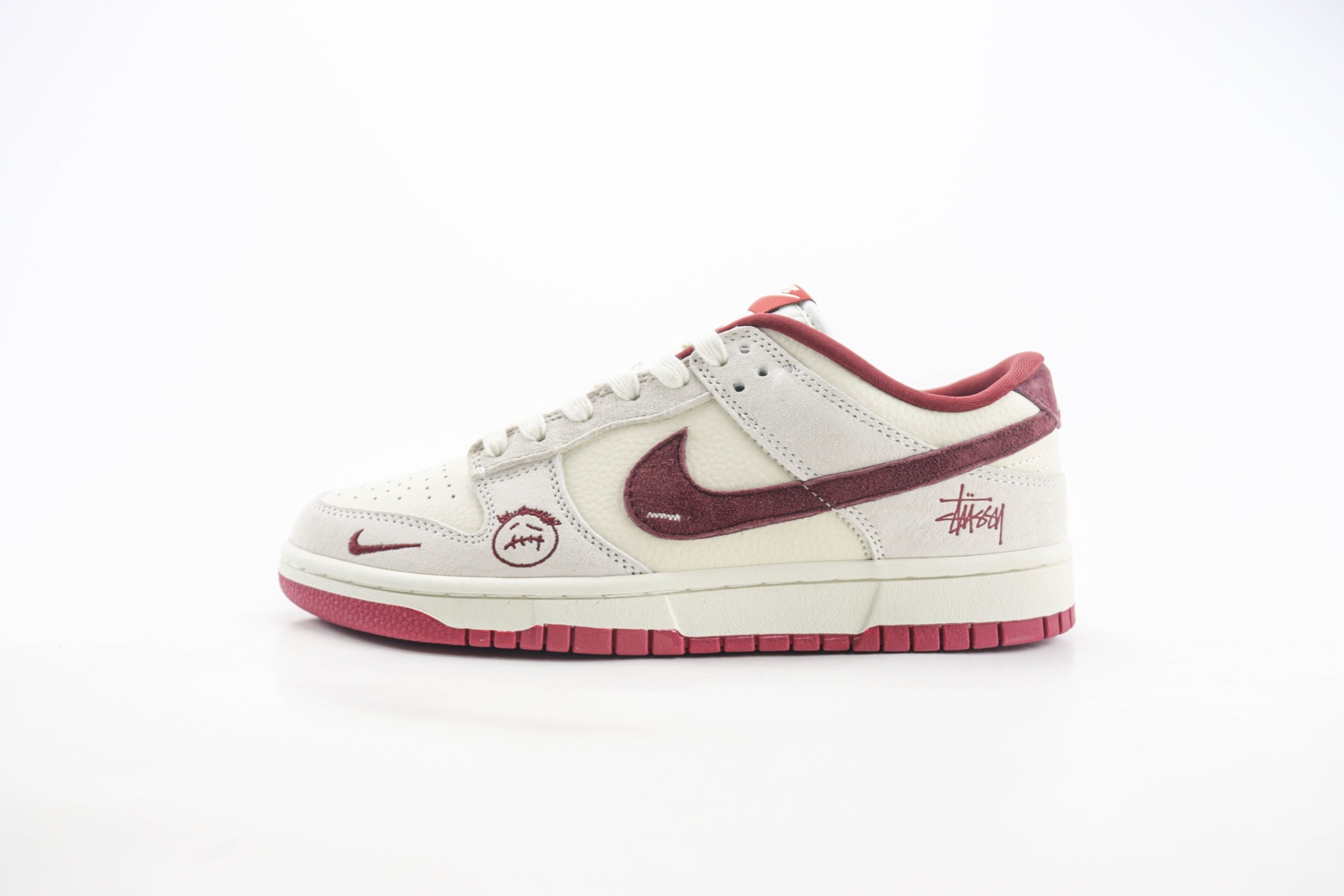 耐克Stussy x Nike SB Dunk Low纯原版本斯图西联名SB Dunk白红鬼脸板鞋 莆田耐克工厂 (ID:107689) - 图片1