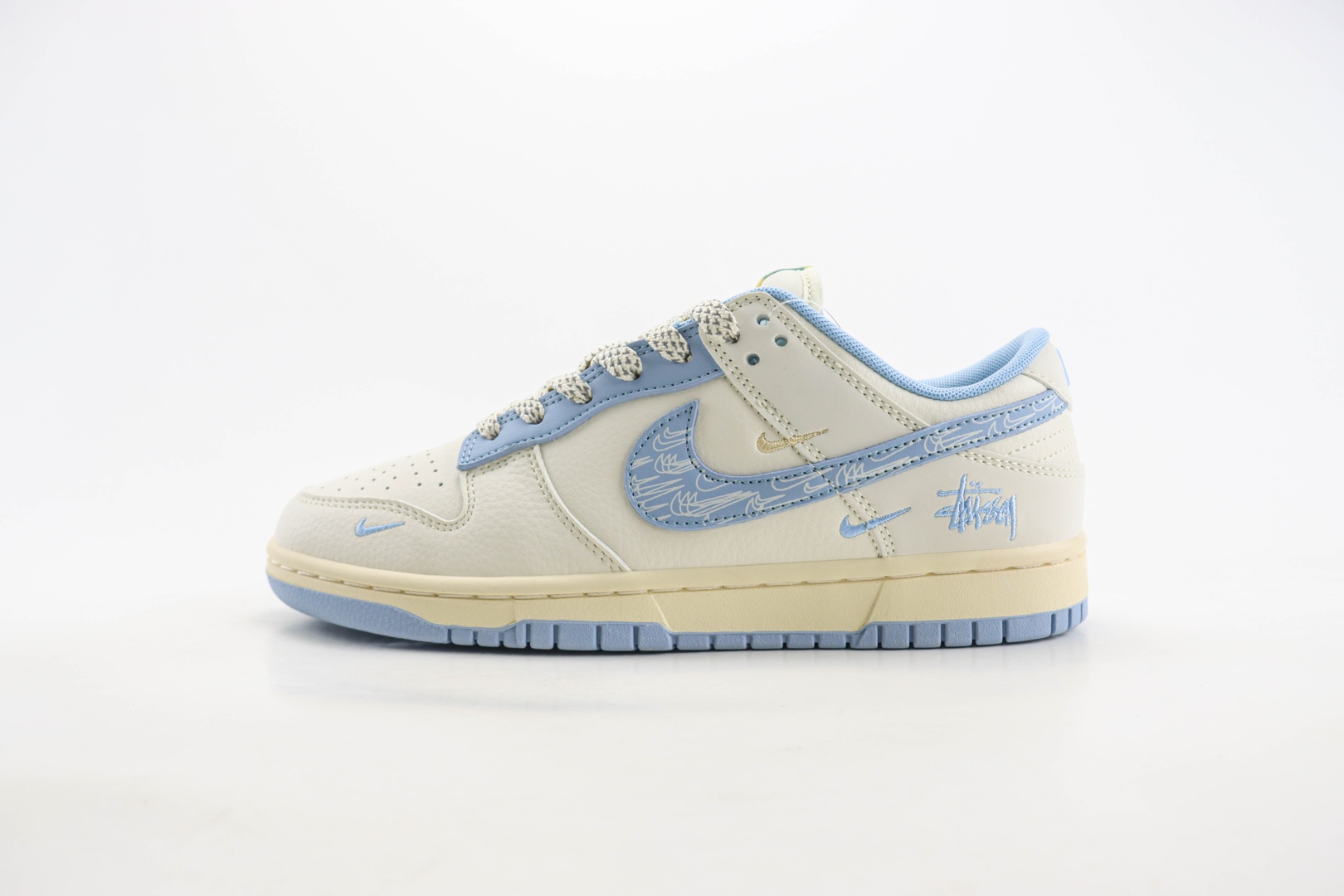 耐克Stussy x Nike SB Dunk Low纯原版本斯图西联名SB Dunk米蓝色多勾印花板鞋 莆田耐克代理 (ID:107739) - 图片1
