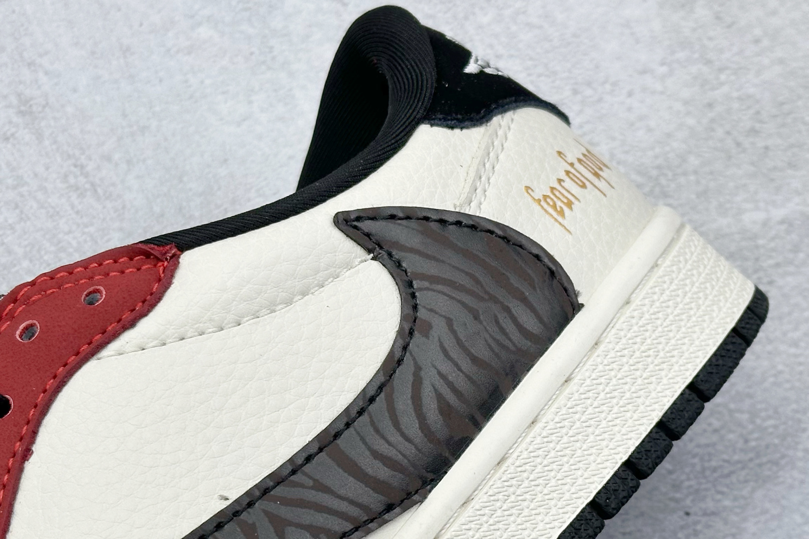 乔丹Travis Scott x Fragment Design x Air Jordan 1 Low纯原版本闪电倒钩联名AJ1拼接酒红敏感内容休闲低帮板鞋 莆田AJ货源 货号：LD2025-012