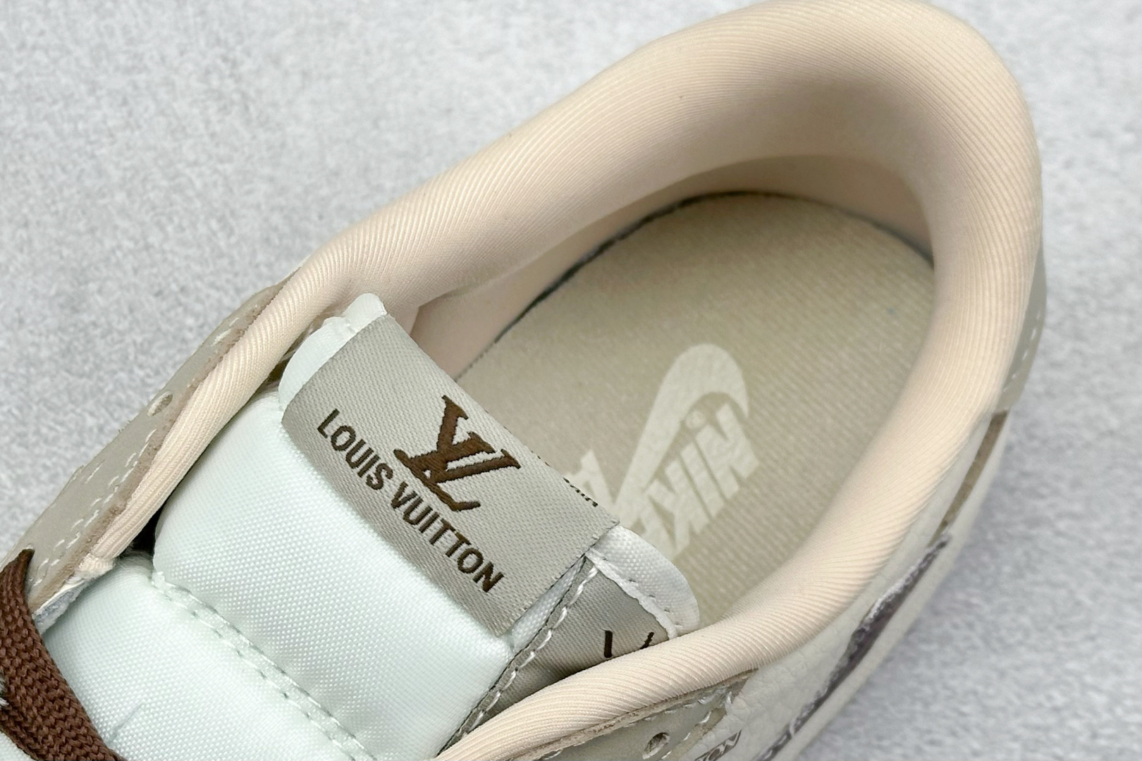乔丹Travis Scott x Fragment Design x Air Jordan 1 Low纯原版本闪电倒钩联名AJ1花勾鬼脸LV路易威登低帮板鞋 莆田AJ工厂 货号：XS2024-060