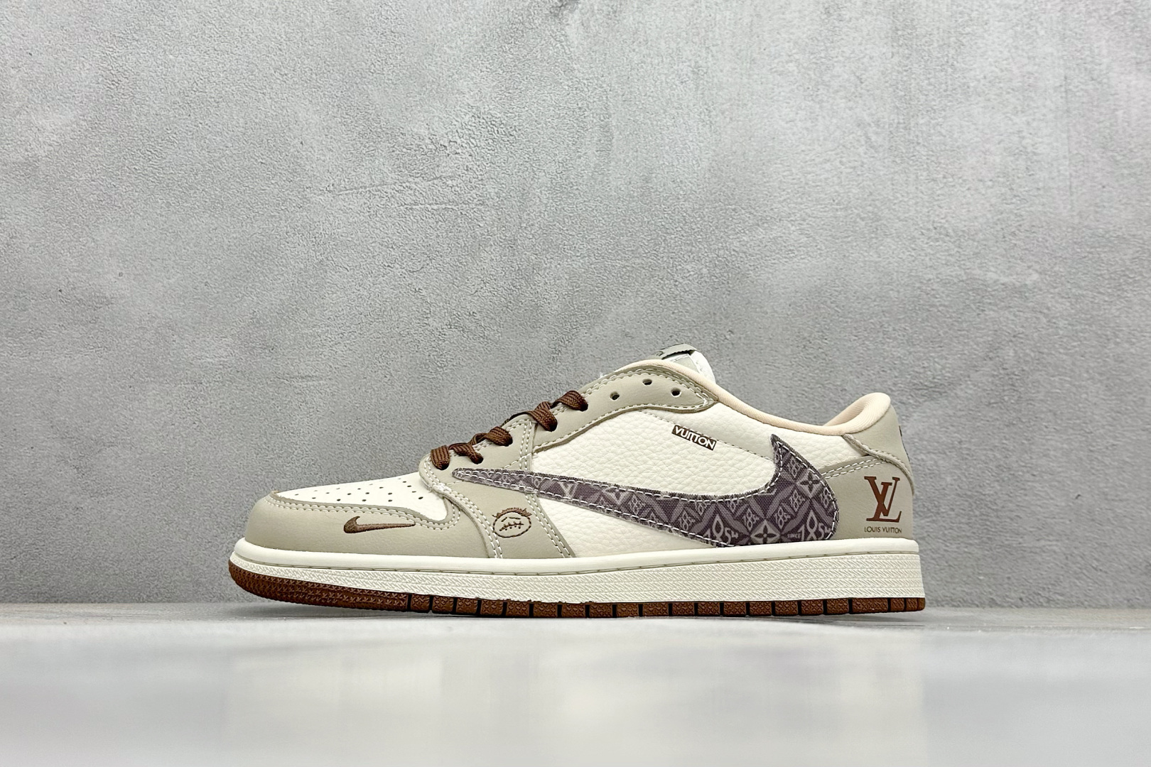 乔丹Travis Scott x Fragment Design x Air Jordan 1 Low纯原版本闪电倒钩联名AJ1花勾鬼脸LV路易威登低帮板鞋 莆田AJ工厂 (ID:107807) - 图片1