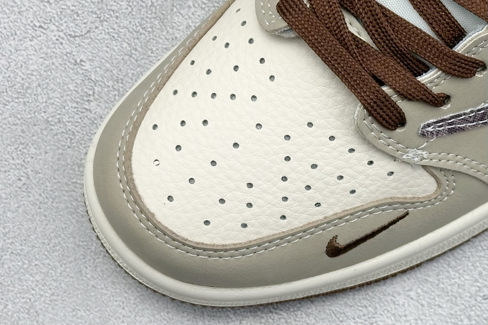 乔丹Travis Scott x Fragment Design x Air Jordan 1 Low纯原版本闪电倒钩联名AJ1花勾鬼脸LV路易威登低帮板鞋 莆田AJ工厂 货号：XS2024-060