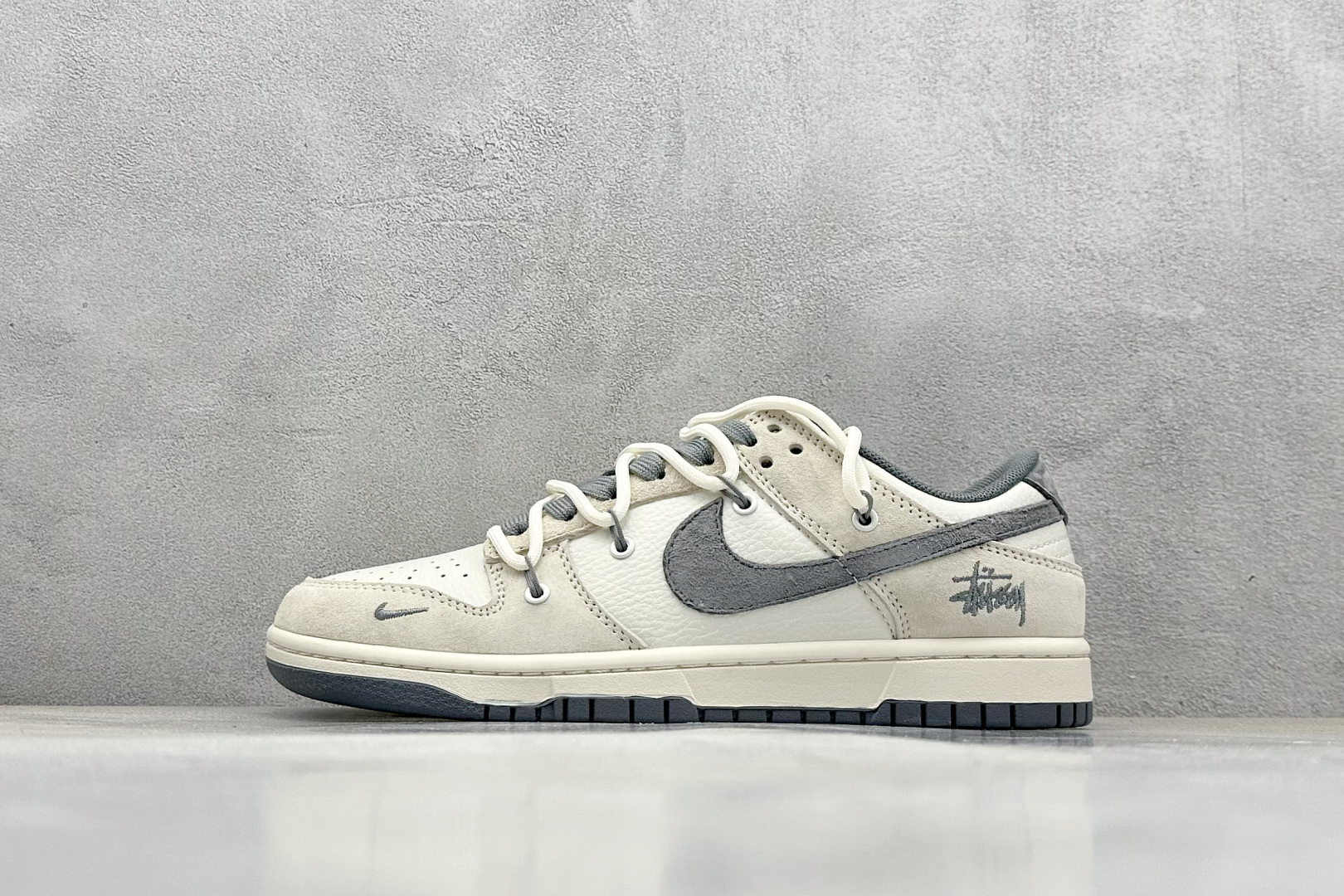 耐克Stussy x Nike SB Dunk Low纯原版本斯图西联名SB Dunk绑带猪八灰勾低帮板鞋 莆田耐克货源 (ID:107821) - 图片1