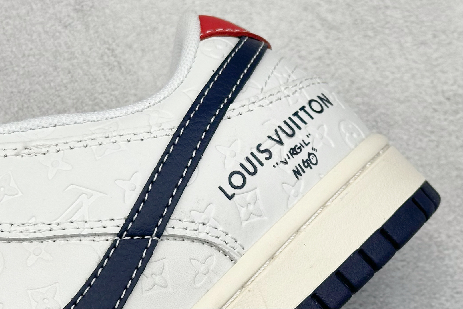 耐克Louis Vuitton x Nike SB Dunk Low纯原版本路易威登联名SB Dunk蓝勾暗印花LV板鞋 莆田奢侈品工厂 货号:XX3168-146