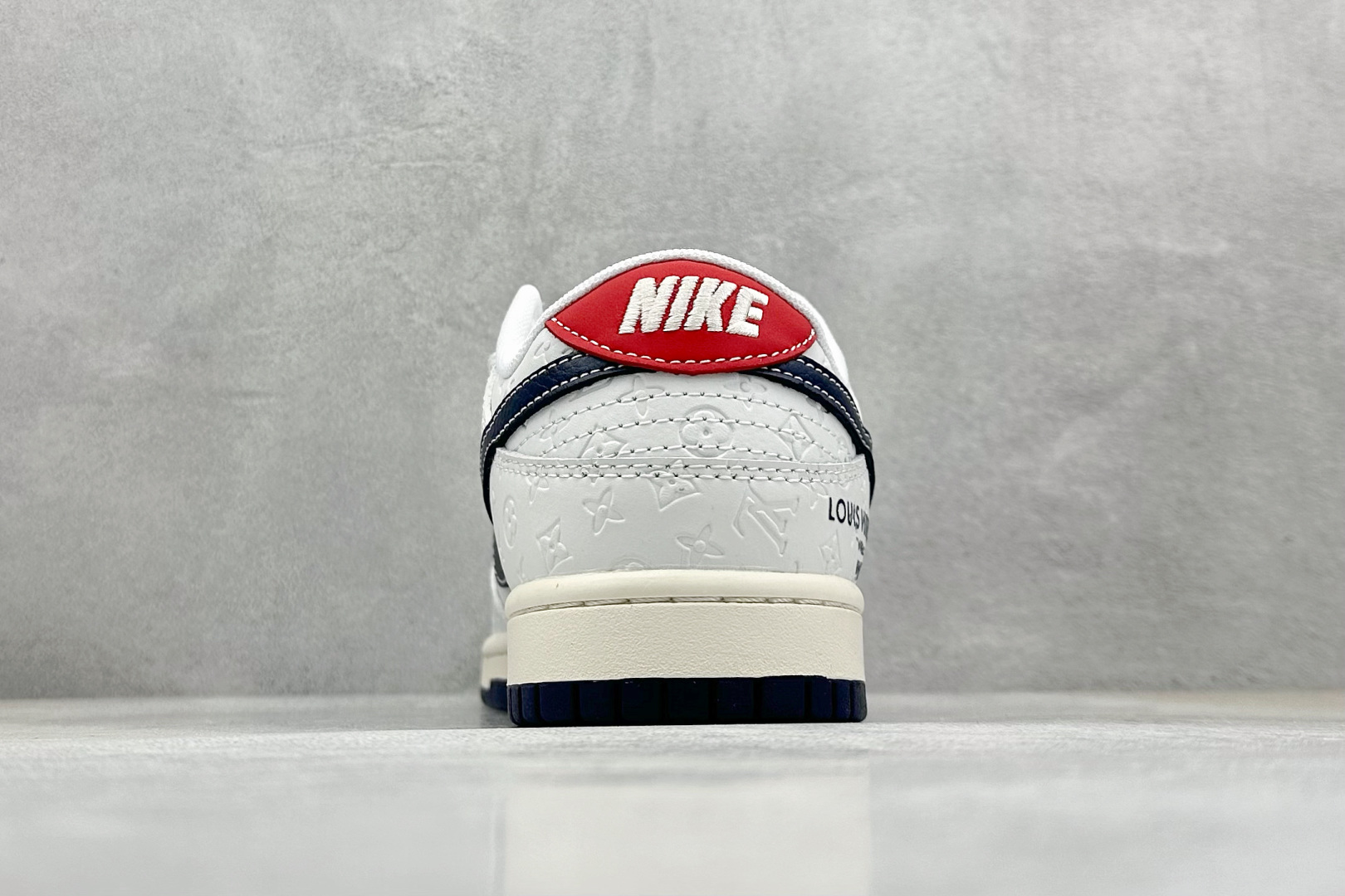 耐克Louis Vuitton x Nike SB Dunk Low纯原版本路易威登联名SB Dunk蓝勾暗印花LV板鞋 莆田奢侈品工厂 货号:XX3168-146