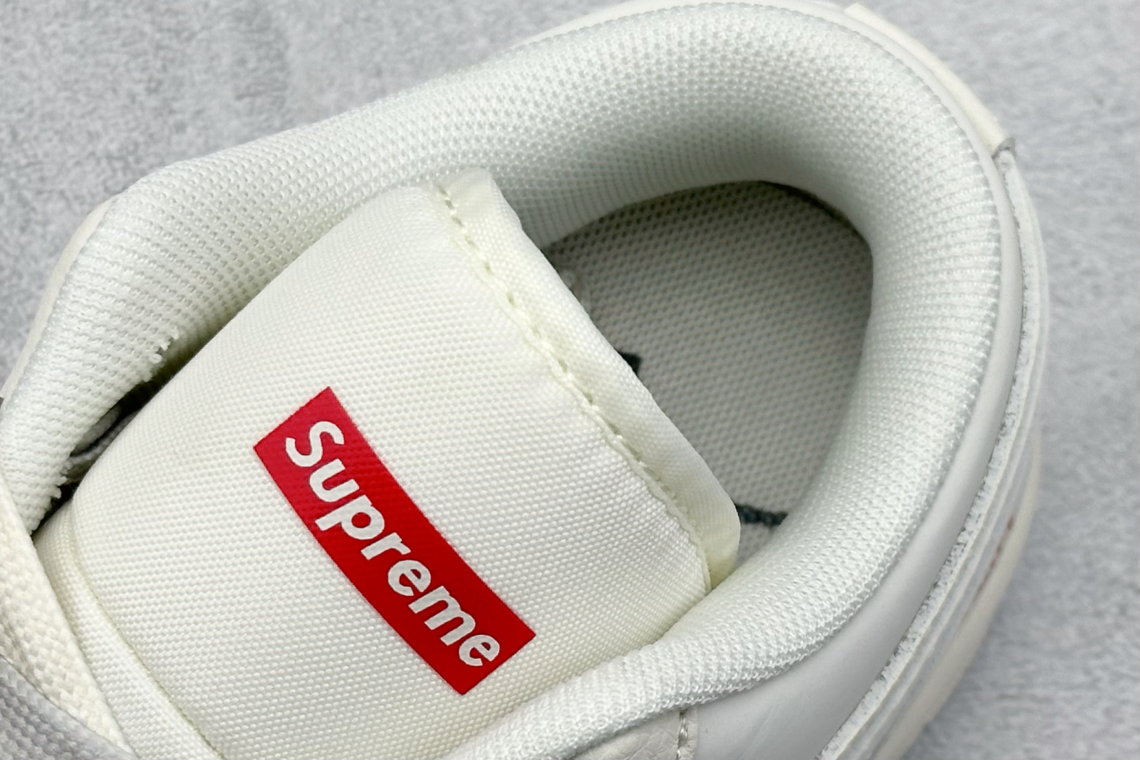 乔丹Supreme x Air Jordan 1 Low纯原版本AJ1联名Supreme米灰红标篮球鞋 莆田AJ货源 货号:XX3168-175