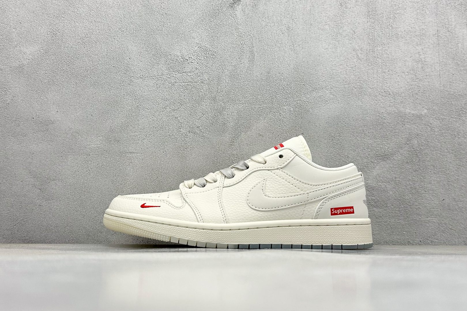 乔丹Supreme x Air Jordan 1 Low纯原版本AJ1联名Supreme米灰红标篮球鞋 莆田AJ货源 货号:XX3168-175