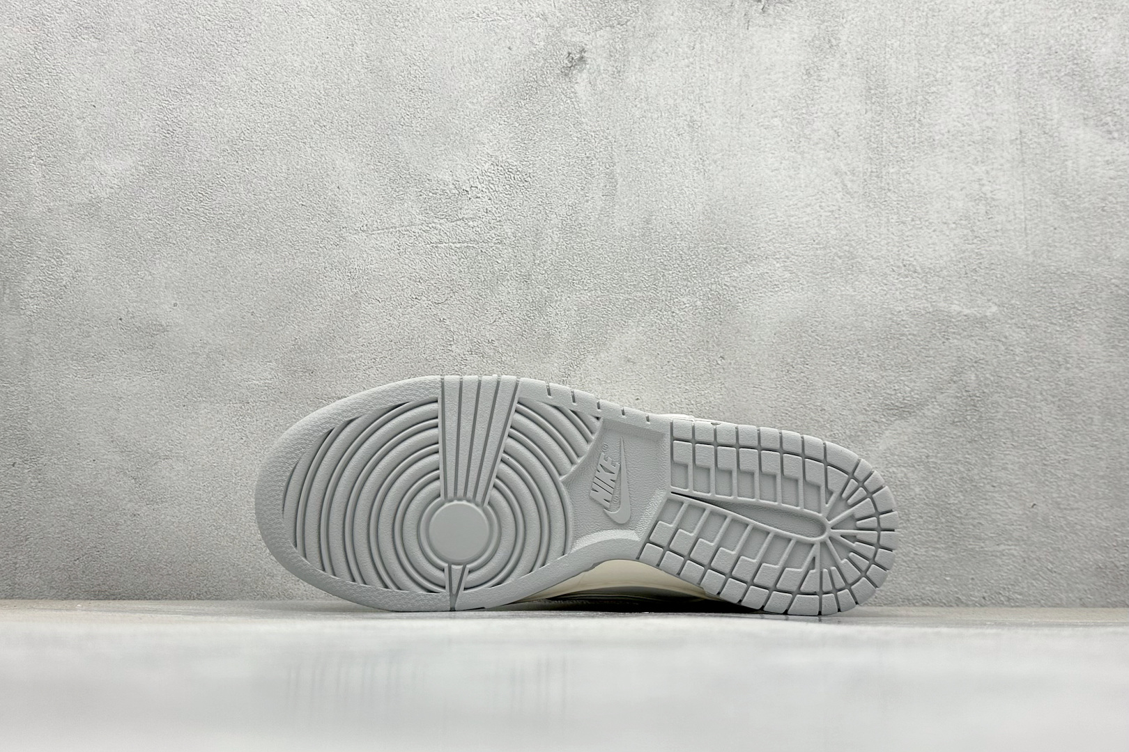 耐克Louis Vuitton x Nike SB Dunk Low纯原版本LV联名SB Dunk米白灰解构绑带板鞋 莆田耐克代理 货号:DM6868-092