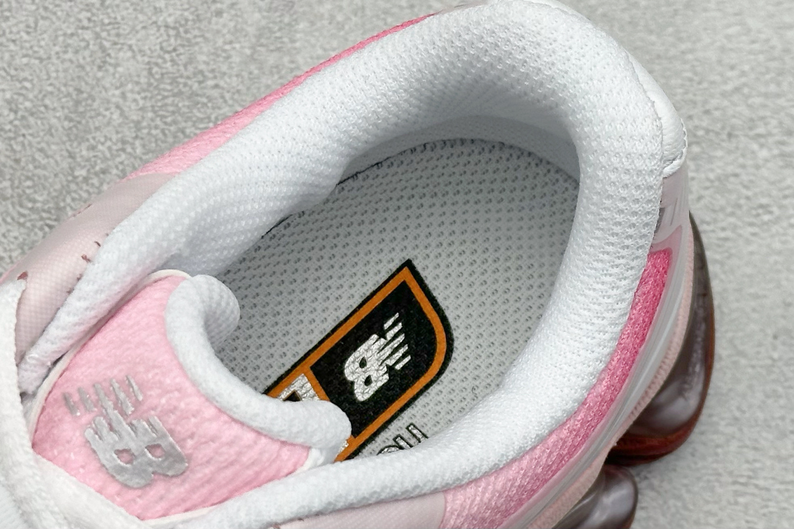 新百伦New Balance 2000纯原版本NB2000白粉渐变网面复古跑鞋 莆田新百伦货源 货号:U2000BF