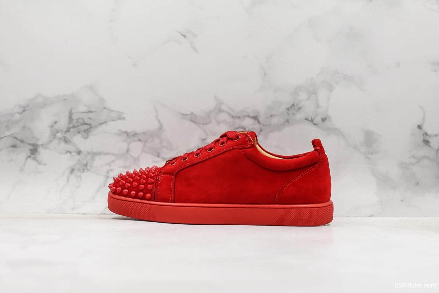 克里斯汀鲁布托Christian Louboutin红色铆钉鞋公司级 纯进口意大利小牛皮 真皮大底 (ID:11047) - 图片1