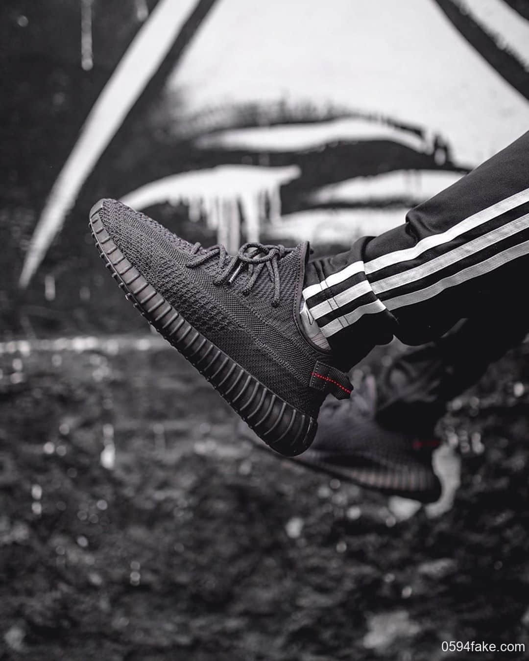 adidas Yeezy Boost 350 V2黑天使将于11月29日迎来全家族尺码补货!把握机会冲敏感内容! 货号:FU9006