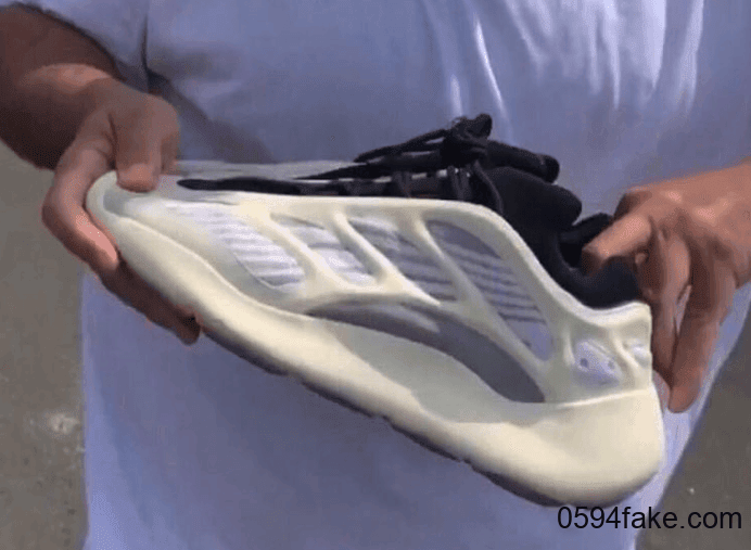 DJ Khaled获赠侃爷原味Yeezy 700 V3!