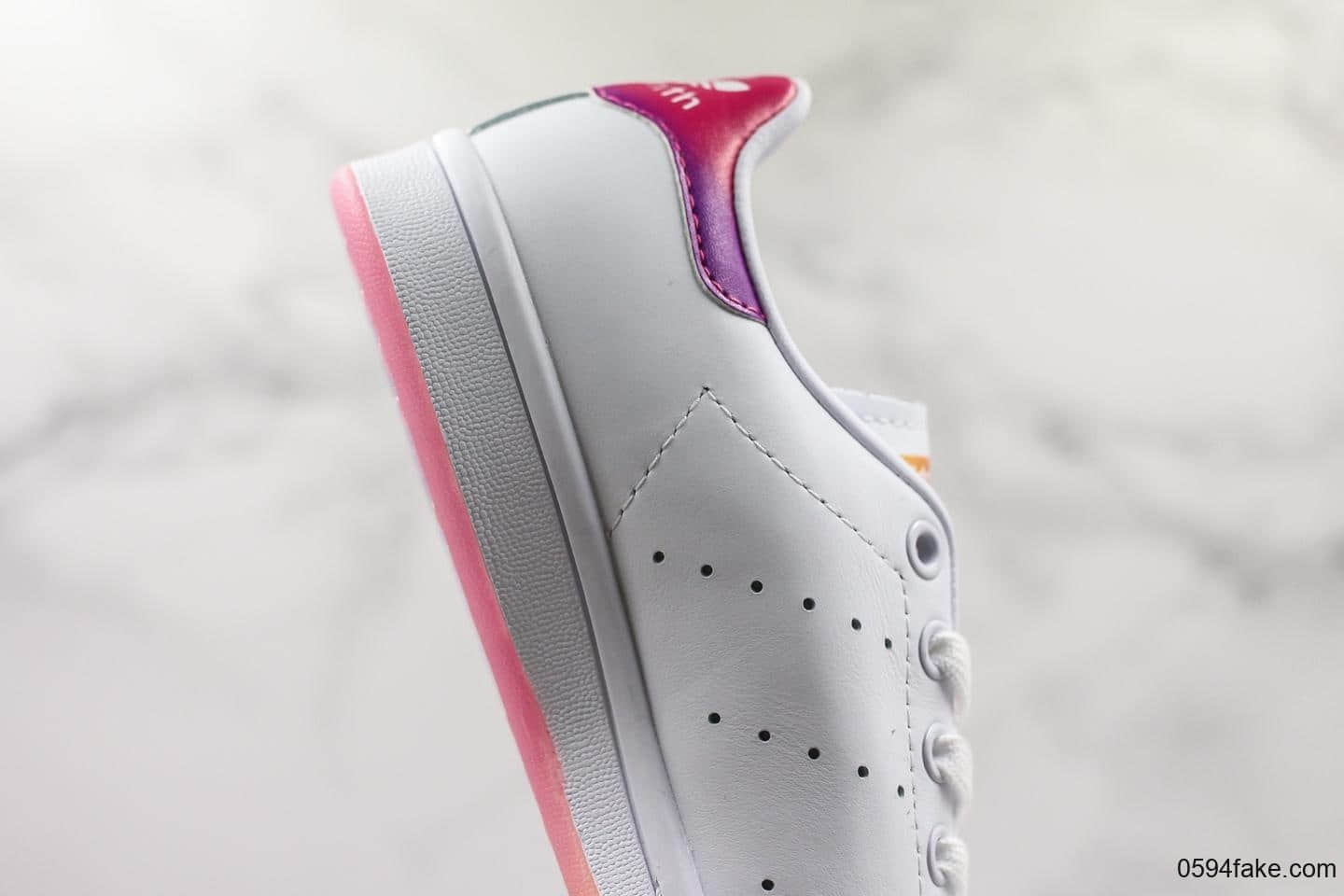 阿迪达斯Adidas STAN 敏感内容ITH公司级版本史密斯高密度EVA发泡软中底拉帮工艺渐变红限定配色 货号：EG8133