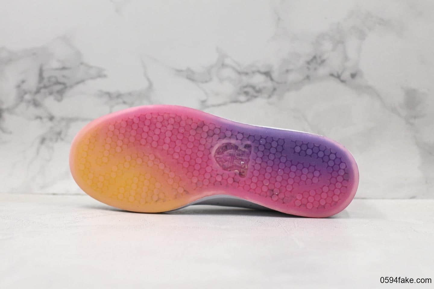 阿迪达斯Adidas STAN 敏感内容ITH公司级版本史密斯高密度EVA发泡软中底拉帮工艺渐变红限定配色 货号：EG8133