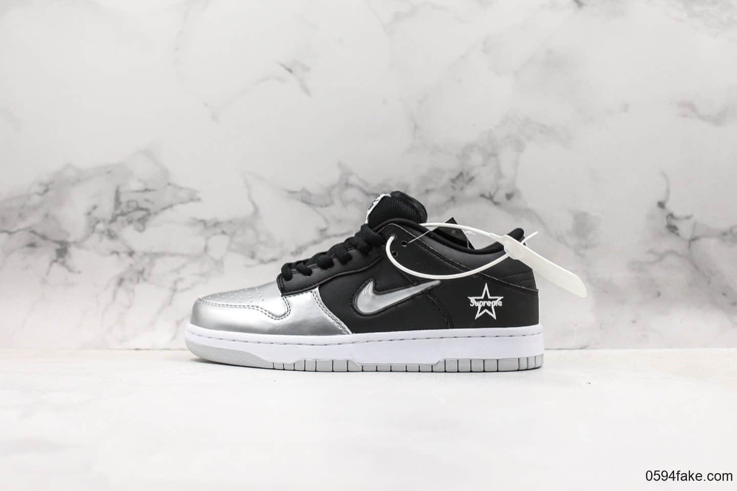 耐克Supreme x Nike SB Dunk Low联名板鞋黑银配色纯原带半码 细节一比一原鞋开模打造 (ID:15783) - 图片1