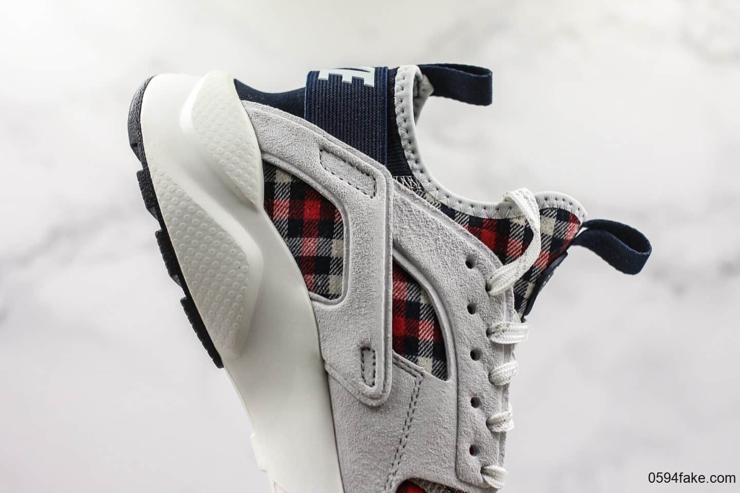 耐克Nike Air Huarache Ultra Suede公司级版本华莱士四代复古慢跑鞋系列英伦格子配色顶级细麂皮打造 货号:AH6809-104