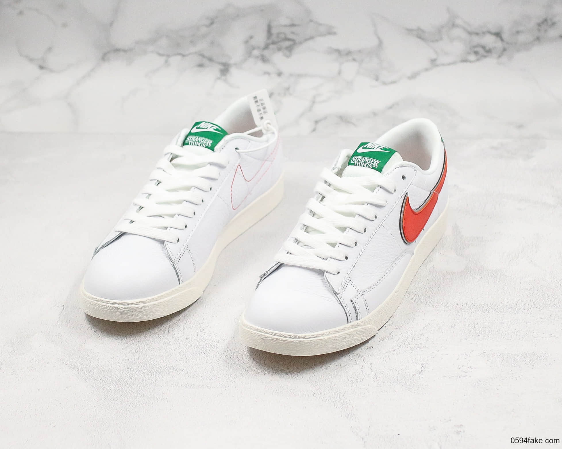 耐克Stranger Things x Nike Blazer Low “Hawkins High”怪奇物语联名开拓者低帮板鞋白绿橘限定配色真标带半码带防尘纸、支撑可充正 货号:454471-100