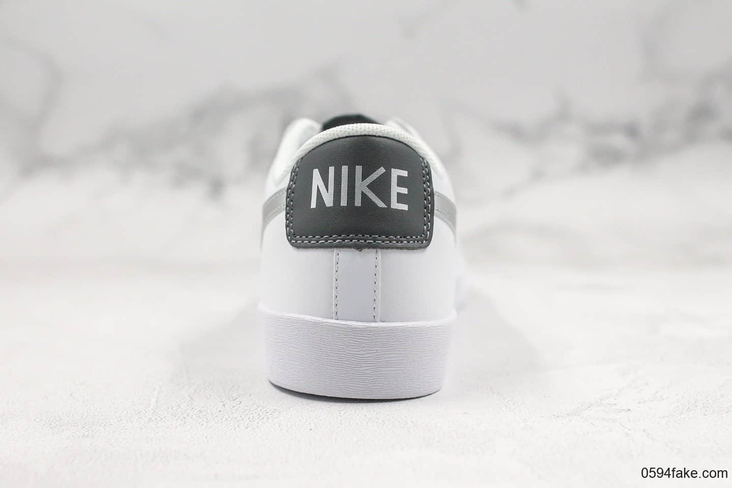 耐克NIKE BLAZER LOW LE公司级版本开拓者低帮板鞋银钩灰标全新配色全头层纳帕皮质原盒原标双层中底布 货号：视频内容9370-106