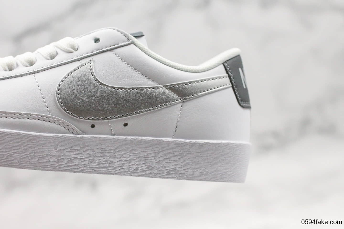 耐克NIKE BLAZER LOW LE公司级版本开拓者低帮板鞋银钩灰标全新配色全头层纳帕皮质原盒原标双层中底布 货号：视频内容9370-106