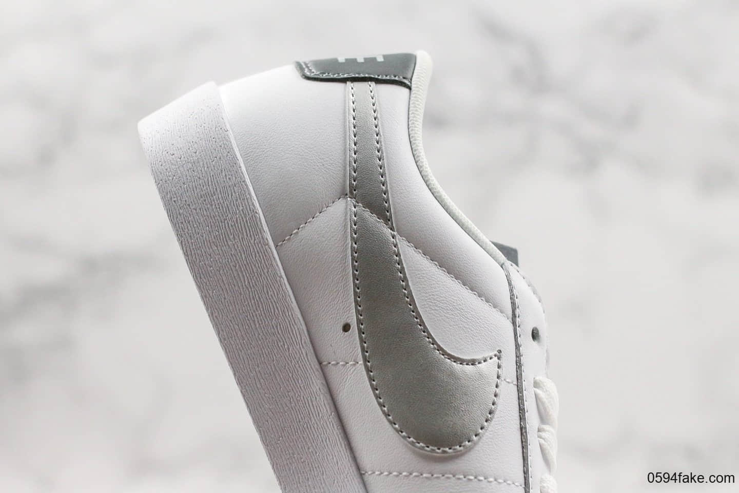 耐克NIKE BLAZER LOW LE公司级版本开拓者低帮板鞋银钩灰标全新配色全头层纳帕皮质原盒原标双层中底布 货号：视频内容9370-106