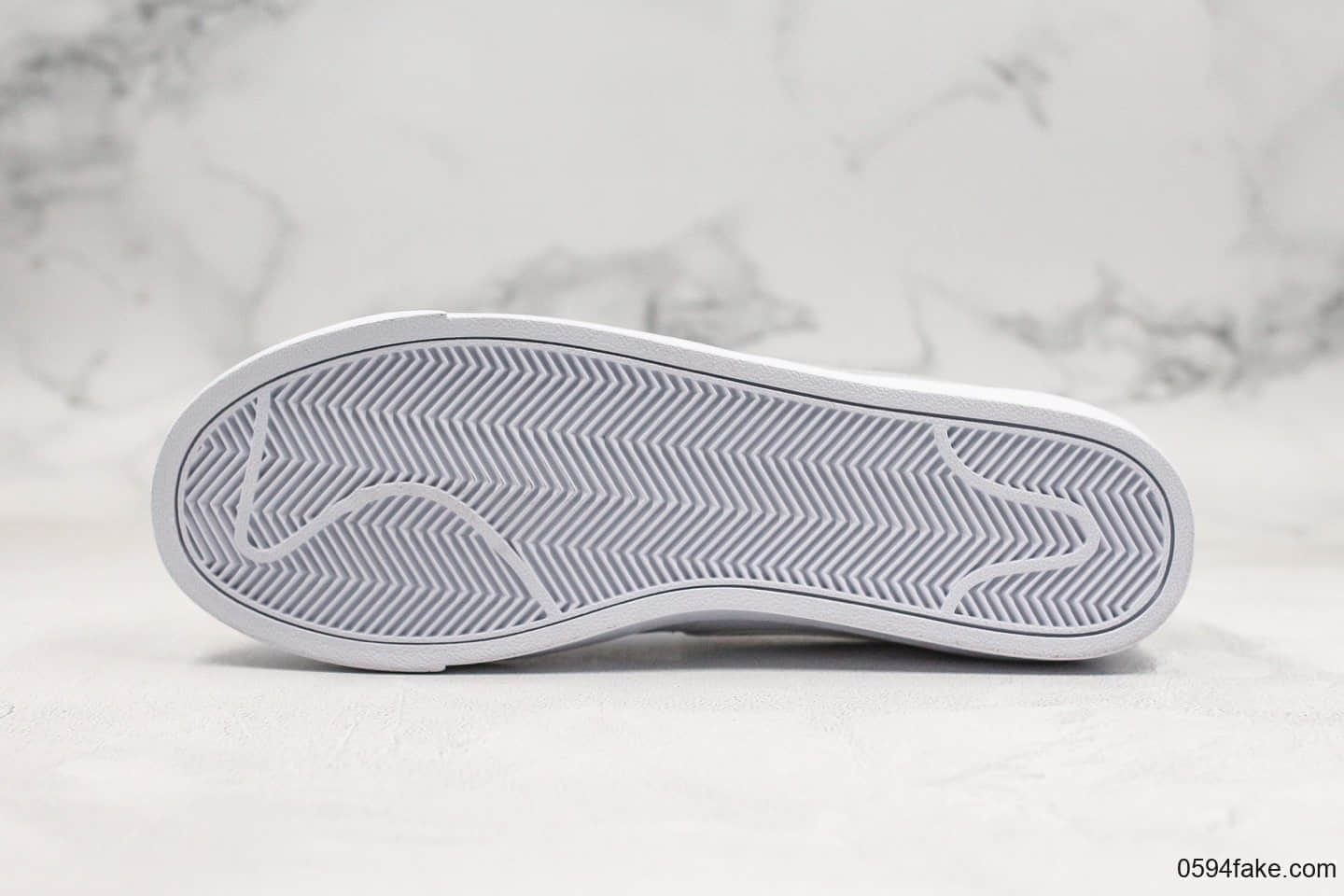 耐克NIKE BLAZER LOW LE公司级版本开拓者低帮板鞋银钩灰标全新配色全头层纳帕皮质原盒原标双层中底布 货号：视频内容9370-106