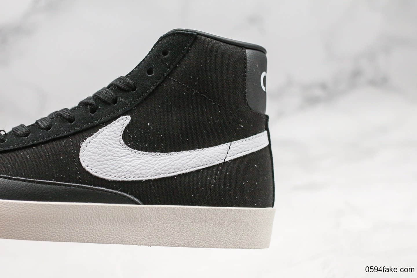 耐克Nike Blazer Mid Class 1977 x Slam Jam纯原版本高帮开拓者联名款经典开拓者高帮百搭休闲运动板鞋白灰黑帆布拼接鸳鸯钩设计 货号：敏感内容8233-001