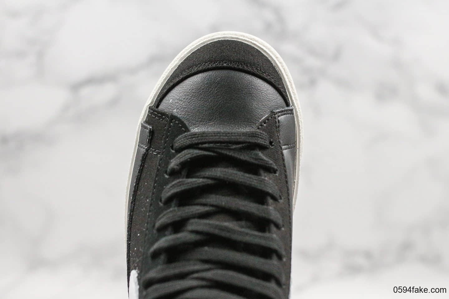 耐克Nike Blazer Mid Class 1977 x Slam Jam纯原版本高帮开拓者联名款经典开拓者高帮百搭休闲运动板鞋白灰黑帆布拼接鸳鸯钩设计 货号：敏感内容8233-001